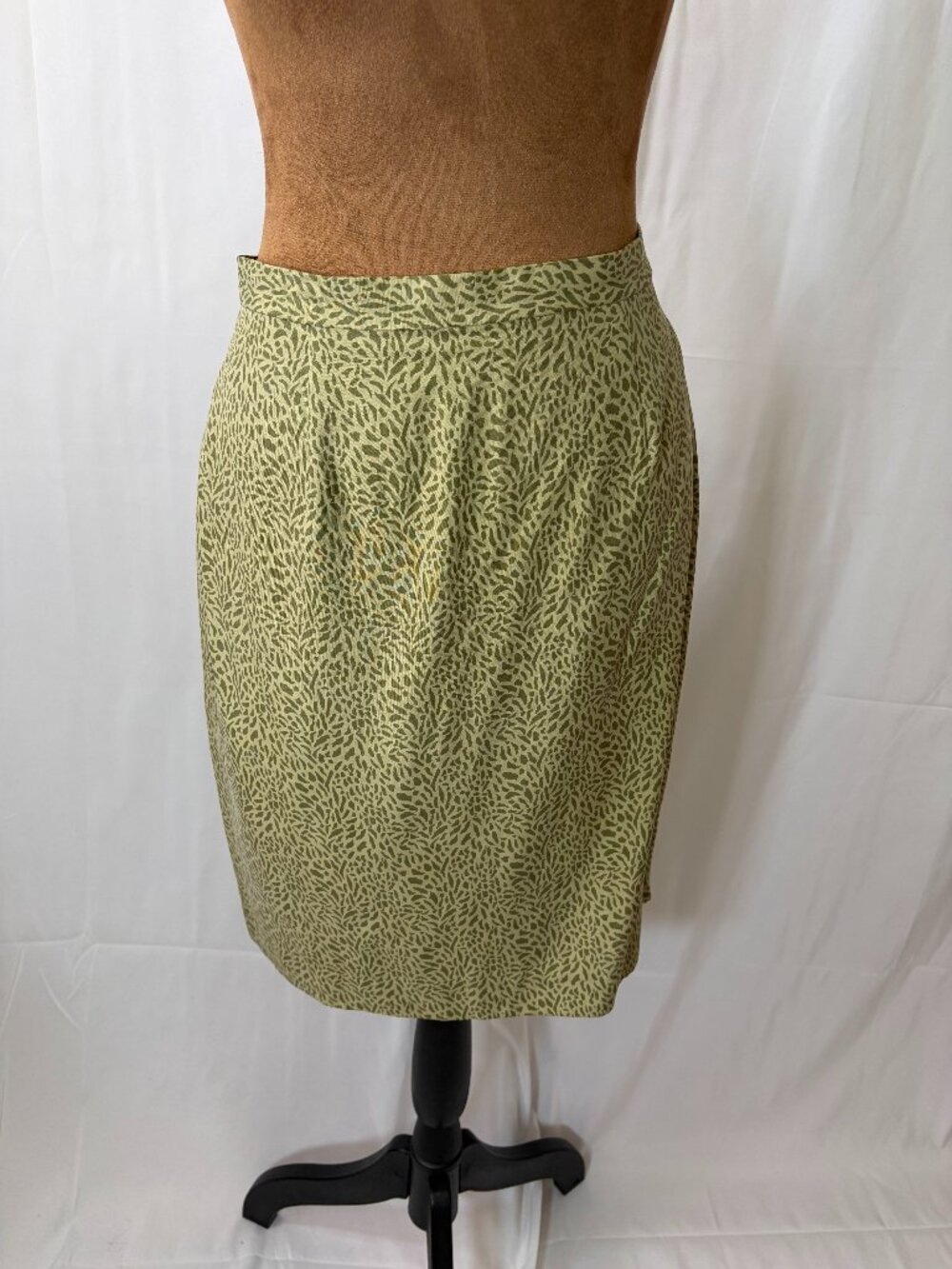 Vintage Petite Sophisticate 100% Silk Olive Animal Print Pencil Skirt Size 6